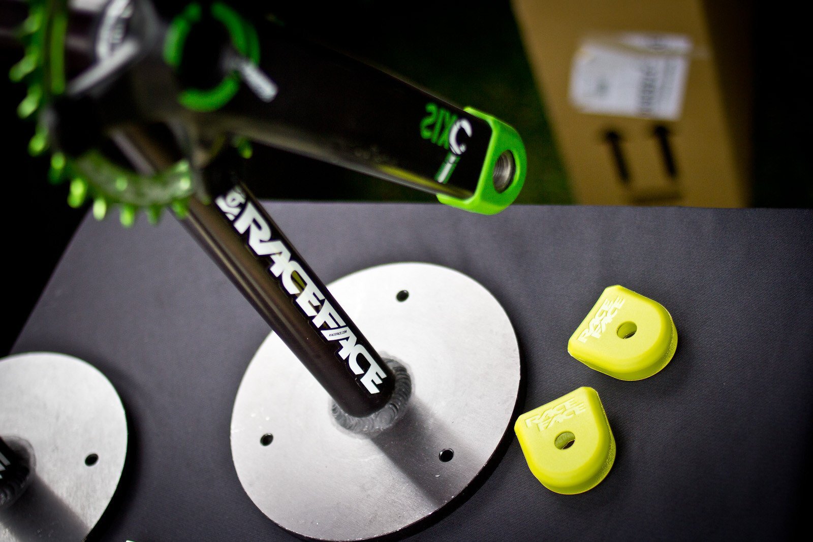 RaceFace Crank Boots Small Green for Aluminum Cranks3